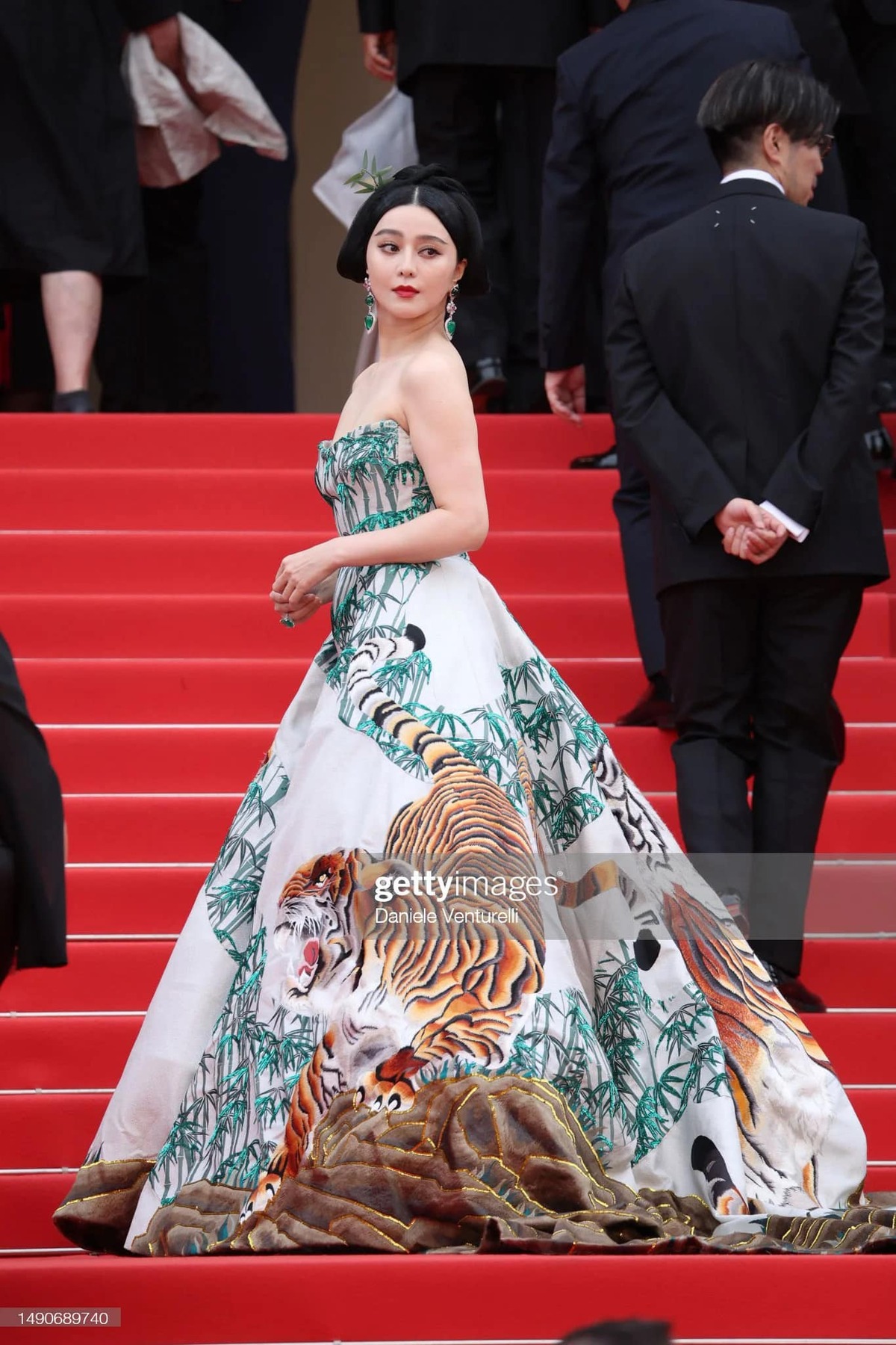 Xuất hiện tại Lễ khai mạc Cannes 76 hôm 16/5 (giờ địa phương), Phạm Băng Băng gây chú ý với bộ trang phục 'mãnh hổ hạ sơn' cùng phong cách trang điểm đậm nét Trung Hoa.