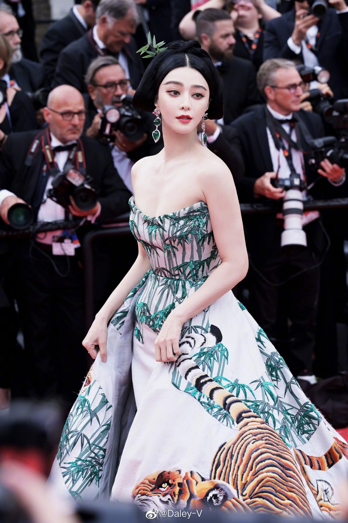 Mỹ nhân xứ Trung Hoa - Phạm Băng Băng được biết đến là một trog những sao nữ có những đặc quyền riêng trên thảm đỏ Cannes. Trong sự kiện Cannes 76, Phạm Băng Băng đã thay đổi liên tục các outfit và luôn là mỹ nữ chiếm 'spotlight' tại sự kiện này.