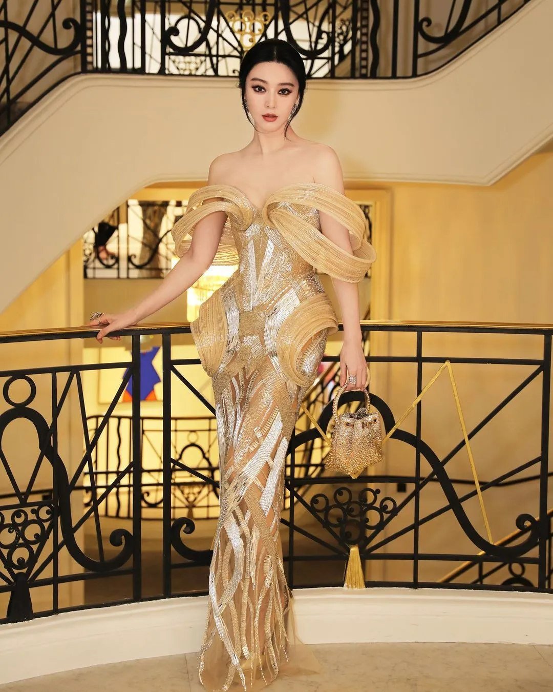 Dự sự kiện, cô còn mặc chiếc váy đầu thu của nhà thiết kế (NTK) Việt Chung Thanh Phong đầy khí chất.