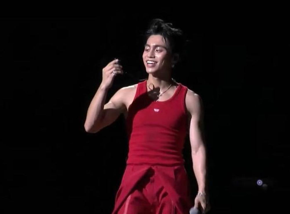 Không kém phần đàn anh, tân binh nhạc Việt - Mono đưa loạt hit 'Waiting for you' lên sân khấu, khán giả cùng nam ca sĩ 'quẩy cực xung'.