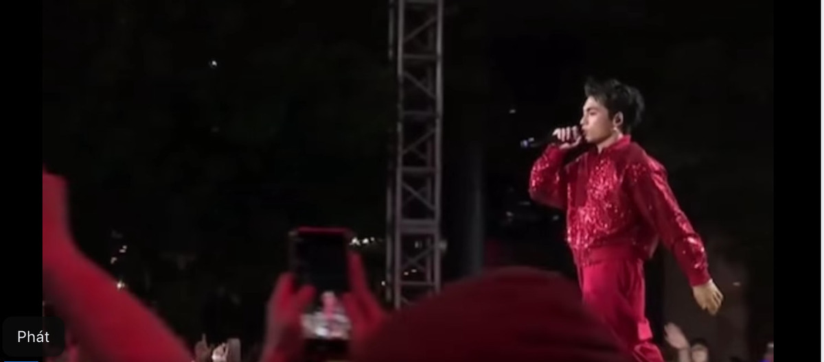 Nam ca sĩ MoNo xuất hiện trên sân khấu với bộ đồ màu đỏ siêu cháy.