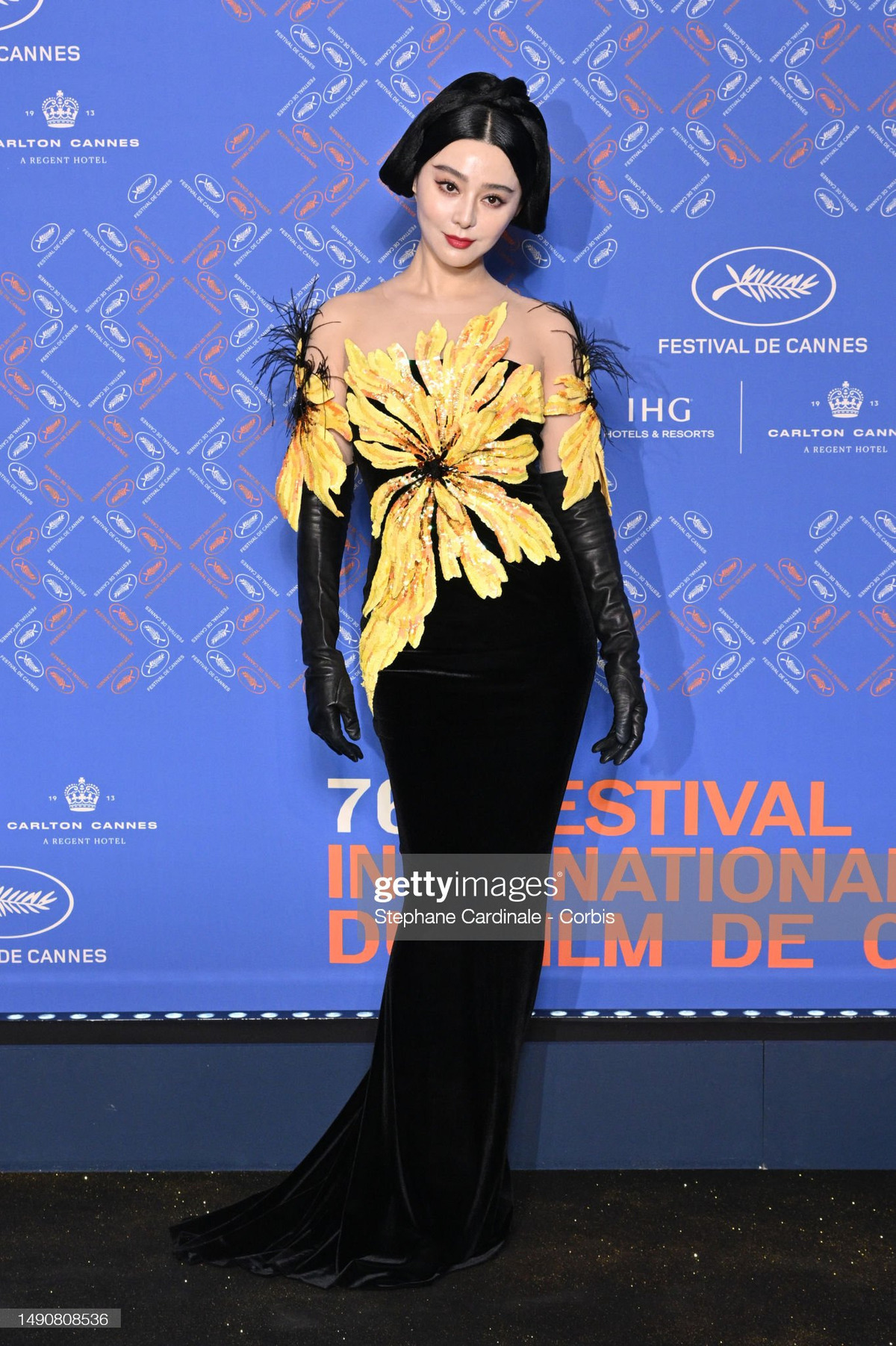 Khi tham dự tiệc mừng lễ khai mạc LHP Cannes 2023. Cô diện chiếc váy bó màu đen được trang trí bằng những bông hoa màu vàng khổ lớn. Thiết kế này nằm trong bộ sưu tập thu đông 2022 của thương hiệu Yanina. Kiểu tóc búi cao rẽ ngôi giữa của Phạm Băng Băng vẫn được giữ nguyên.