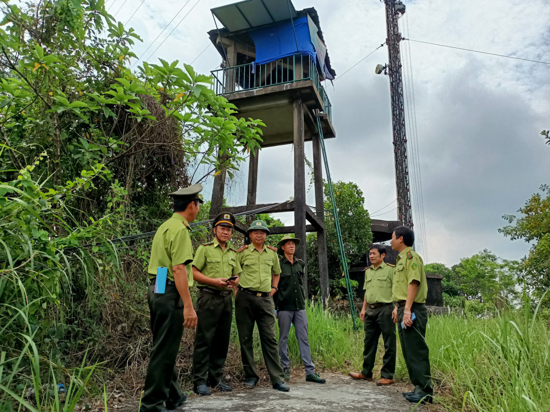Chi cục Kiểm lâm vùng II phối hợp với Chi cục Kiểm lâm Thừa Thiên Huế kiểm tra công trình, thiết bị PCCCR của chủ rừng.