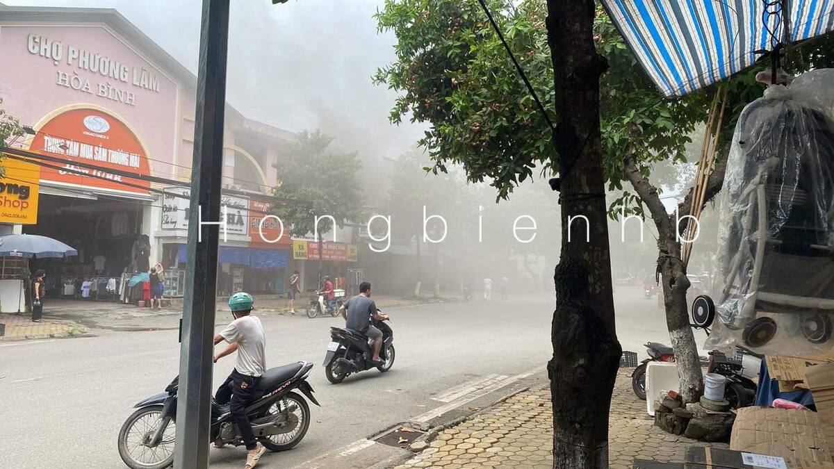 Hình ảnh về chợ Phương Lâm chìm trong lớp khói. (Ảnh: HongbienHB)