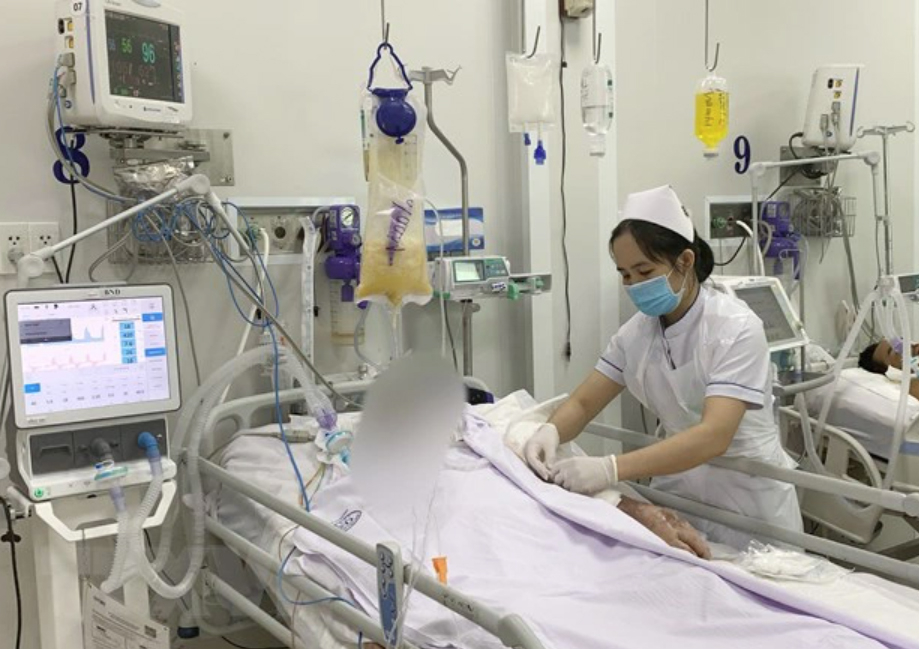 Nhân viên y tế Bệnh viện Chợ Rẫy chăm sóc, tích cực cho bệnh nhân ngộ độc Botulinum. (Ảnh: TTXVN)