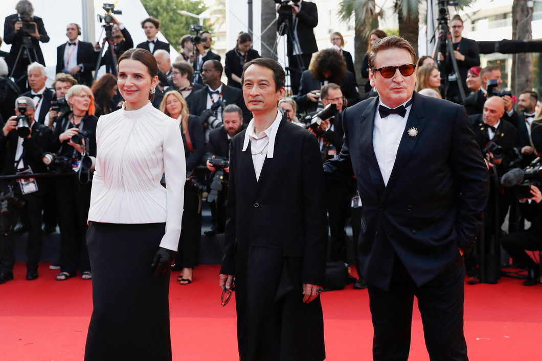 Đạo diễn Trần Anh Hùng (giữa) và hai diễn viên chính của bộ phim trên thảm đỏ Liên hoan phim Cannes 2023.