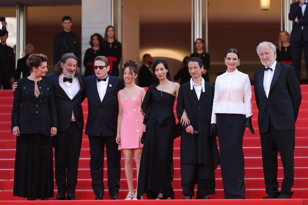 Đạo diễn cùng vợ và các diễn viên của La passion de Dodin Bouffant xuất hiện trên thảm đỏ.