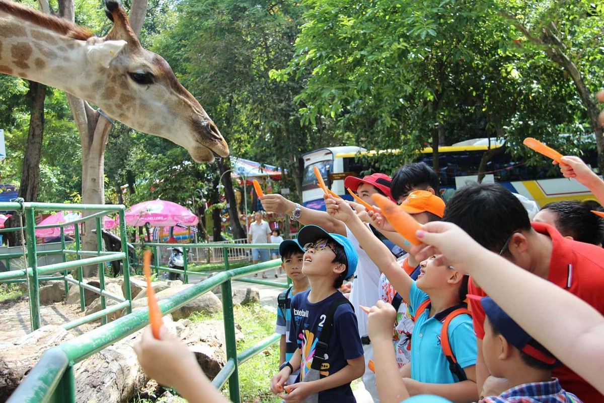Trẻ em rất thích thú khi đến Thảo Cầm Viên để ngắm nhìn các con thú. Ảnh: Internet