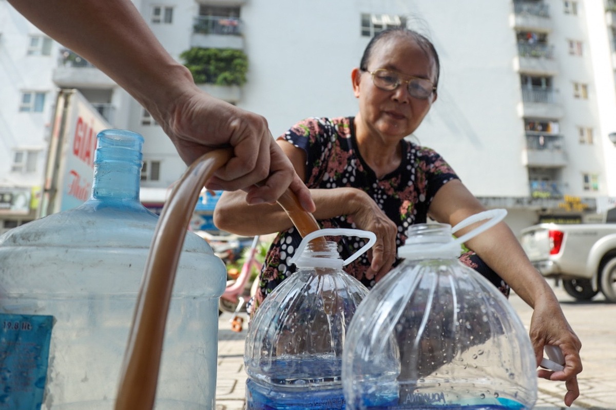 Mất nước khiến cho nhịp sinh hoạt thường ngày ở khu đô thị Thanh Hà bị đảo lộn hoàn toàn.