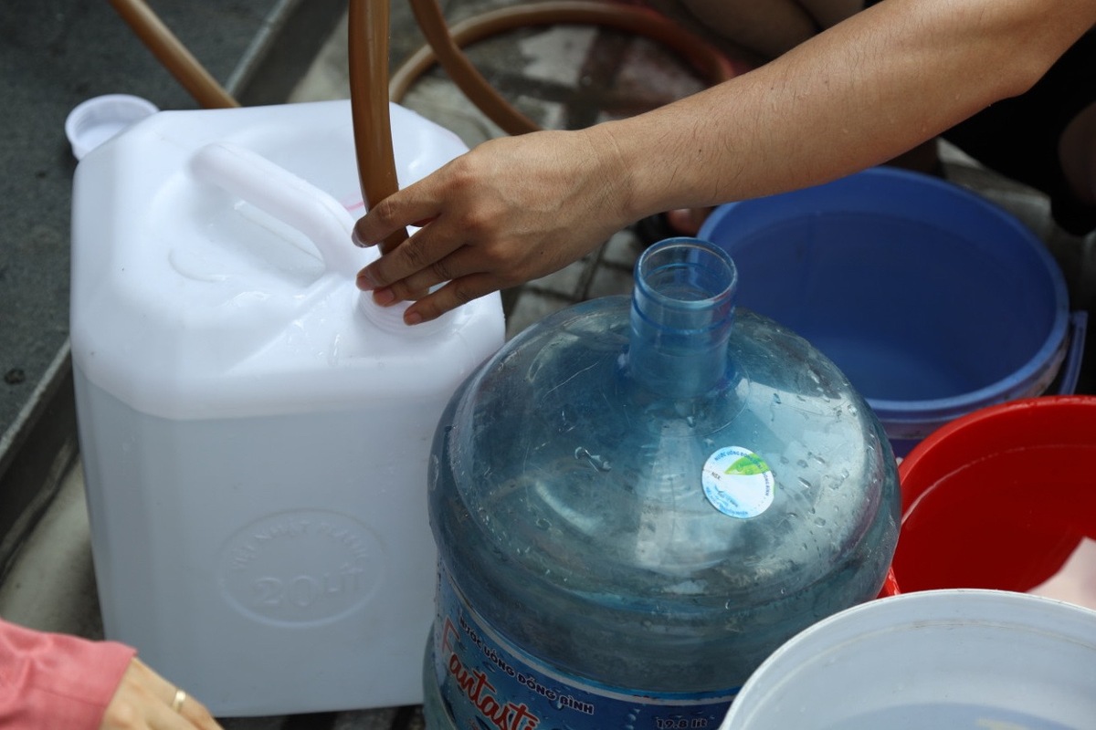 Để có nước dùng, người dân đã phải huy động cả can, xô, thùng nhựa… rồi xếp hàng, hứng từng lít nước xin được được của những tòa chung cư bên cạnh chưa bị mất nước.