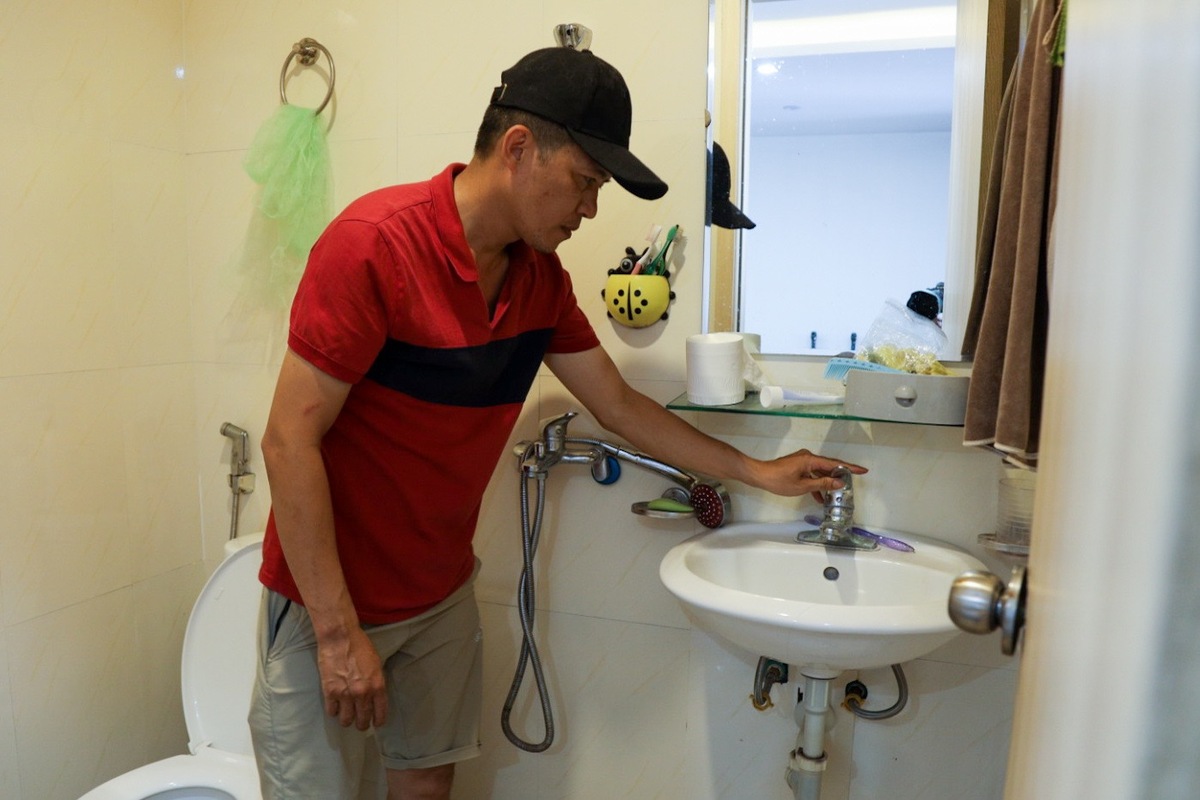 Anh Lê Mạnh Hùng (38 tuổi, cư dân ở khu đô thị Thanh Hà) cho biết, nước sạch bị cắt đột ngột khiến cuộc sống của gia đình anh bị đảo lộn.