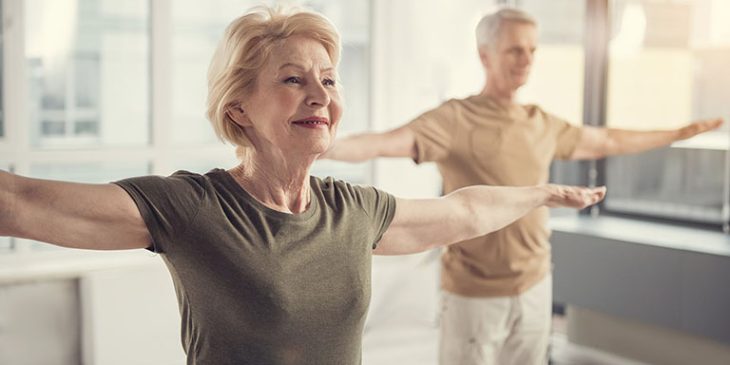 Nên khuyến khích người già vận động nhẹ nhàng để cải thiện sức khỏe và giải tỏa cảm xúc.