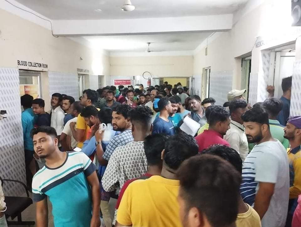 Hàng trăm người xếp hàng chờ hiến máu cho những người bị thương. Hình ảnh từ bệnh viện trụ sở quận Balasore đêm qua.
