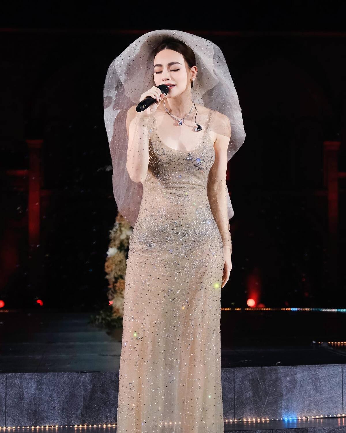 Hồ Ngọc Hà khiến khán giả bất ngờ với những phần thể hiện trong đêm nhạc 'Love Songs'. Ảnh: FBNV