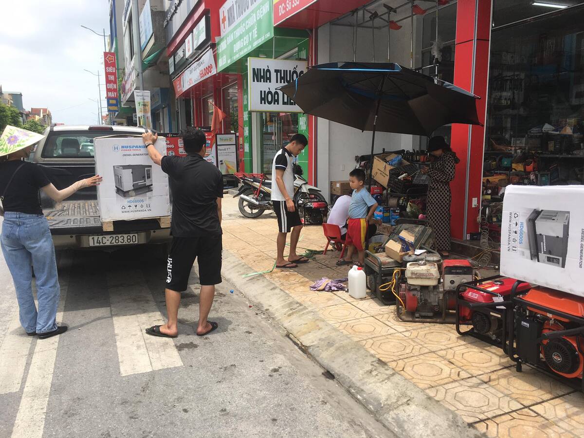 Cửa hàng điện lạnh ở phường Hoành Bồ, TP Hạ Long đắt hàng máy phát điện. Ảnh Mai Hương