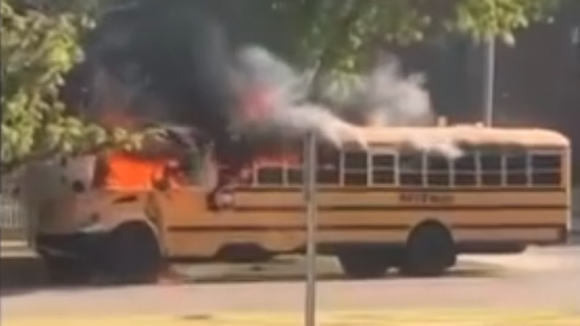 Chiếc xe buýt bốc cháy với làn khói dày đặc. (Ảnh: WISN)