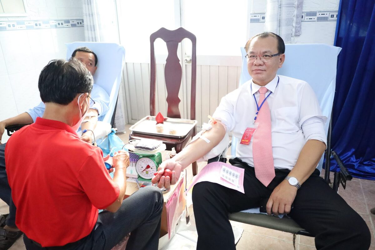 BSCKII. Bùi Quốc Nam, Giám đốc Sở Y tế tỉnh Bạc Liêu tham gia hiến máu tại ngày hội “Giọt hồng đất Bạc Liêu” sáng 5/6/2023.