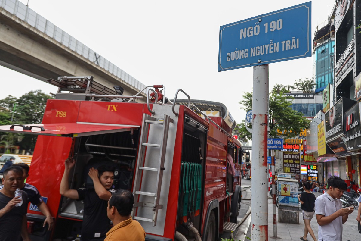 Lực lượng chức năng cùng xe cứu hoả đã có mặt tại ngõ 190 Nguyễn Trãi, nơi có điểm tiếp cận tốt nhất tới căn nhà bị cháy nằm sâu trong ngõ.