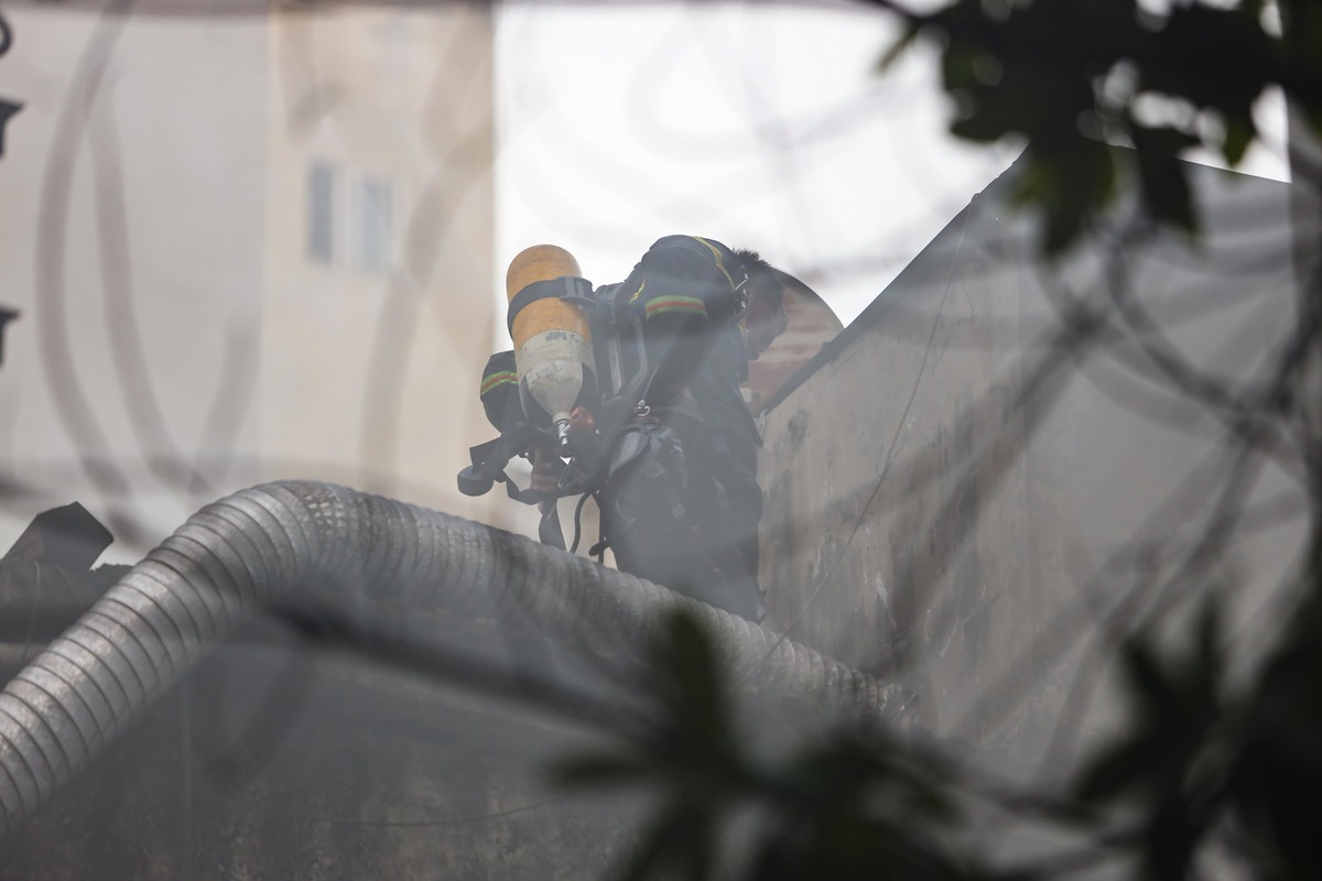 Đến 17h, đám cháy được cơ bản khống chế, lực lượng cứu hỏa đã tiếp cận được phía trên nóc ngôi nhà.