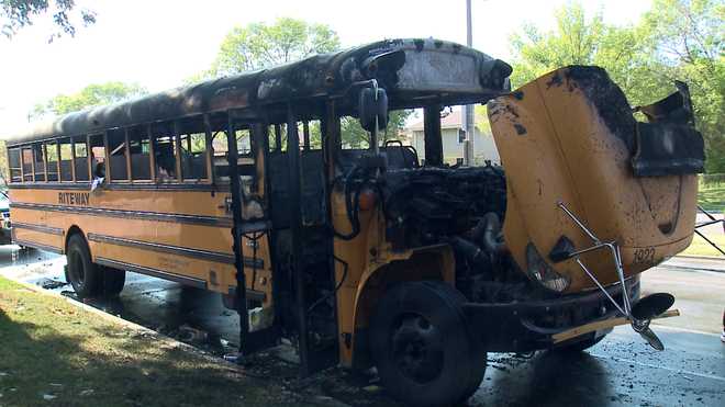 Hình ảnh chiếc xe buýt sau vụ hỏa hoạn. (Ảnh: WISN)