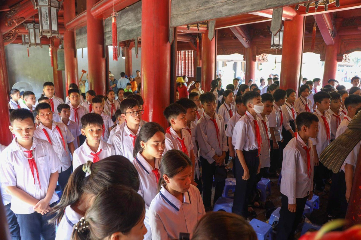 Du thời tiết những ngày gần đây nắng nóng nhưng vẫn rất đông các em học sinh tới Văn Miếu - Quốc Tử Giám để dâng hương. Ảnh Đức Trần.