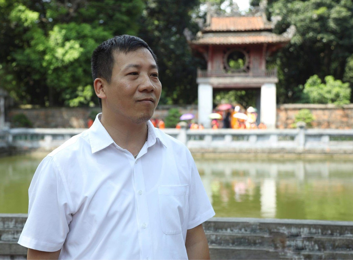 Thầy Lê Thành Dương, giáo viên dạy Toàn của Trường THCS Cổ Loa mong rằng chuyến đi này cũng sẽ là một trong những động lực giúp các em sẽ vững tin hơn cho kỳ thi sắp tới. Ảnh Đức Trần.
