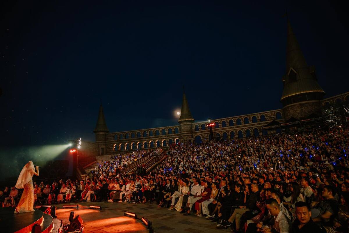 Gần 2000 khán giả có mặt tại 'Love Songs' Đà Nẵng choáng ngợp với thiết kế của không gian diễn ra liveshow. Ảnh: FBNV