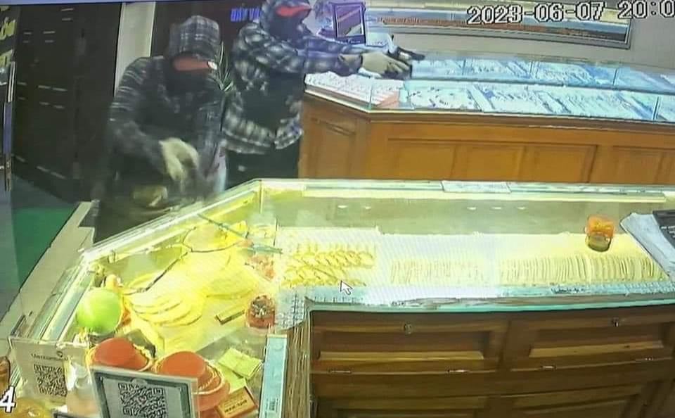 Hình ảnh 2 tên cướp vào tiệm vàng. Ảnh cắt từ clip.