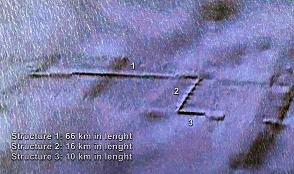 Hình ảnh được cho là cấu trúc khổng lồ nằm dưới nước cách bờ biển Nam Cực 180 km. (Ảnh chụp từ video)