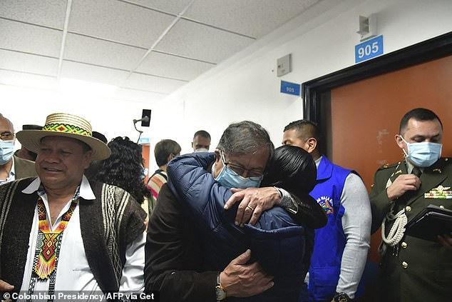 Tổng thống Colombia Gustavo Petro (giữa) ôm người họ hàng của 4 đứa trẻ bản địa được tìm thấy còn sống. (Ảnh: dailymail.co.uk)