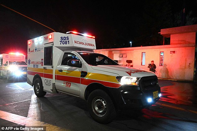 Xe cứu thương chở bốn đứa trẻ đến bệnh viện sau 40 ngày mất tích. (Ảnh: dailymail.co.uk)
