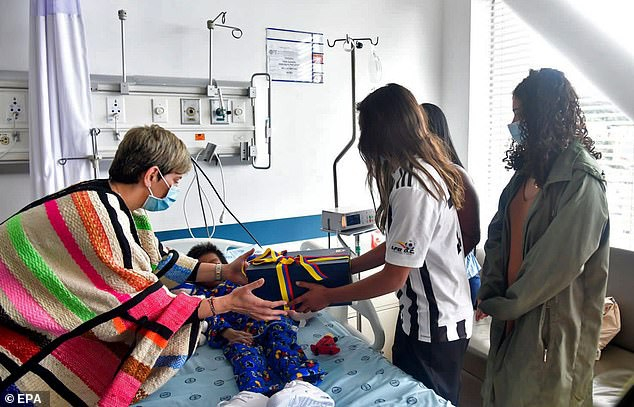 Hôm nay các em đã được điều trị tại một bệnh viện quân đội ở thủ đô Bogota. (Ảnh: dailymail.co.uk)