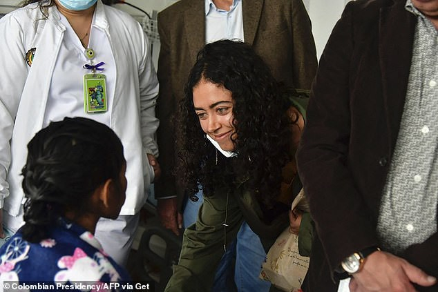 Sofia Petro, con gái của Tổng thống Colombia, Gustavo Petro, hỏi thăm Lesly tại bệnh viện ở Bogota. (Ảnh: dailymail.co.uk)