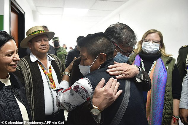 Tổng thống Colombia Gustavo Petro đang ôm ông Fidencio Valencia, ông nội của bốn đứa trẻ bản địa. (Ảnh: dailymail.co.uk)