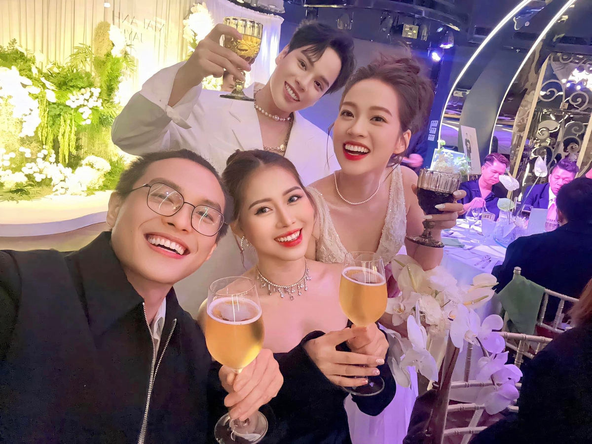 Không chỉ có các nghệ sĩ, nhiều TikToker cũng có mặt, TikToker Việt Phương Thoa và bạn trai đăng ảnh selfie cùng cô dâu chú rể.