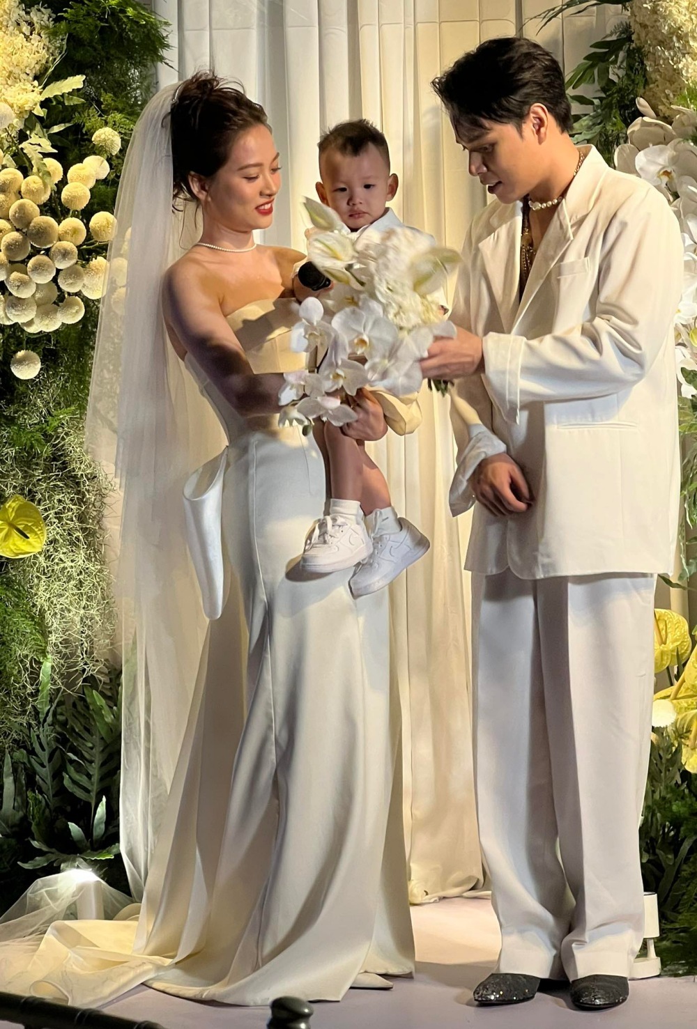 Đám cưới có sự xuất hiện của nhân vật đặc biệt chính là cậu con trai gần 2 tuổi của Jaykii - Mai Anh. Cô dâu bế con lên sân khấu thay vì được bố dẫn lên lễ đường như nhiều đám cưới khác.