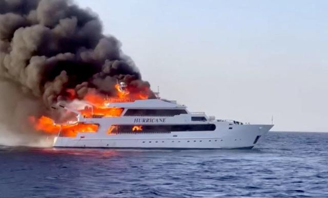 Cột khói bốc lên từ một chiếc du thuyền bốc cháy ở Marsa Alam, Ai Cập. (Ảnh: Mohamed Al-Saif/REUTERS)
