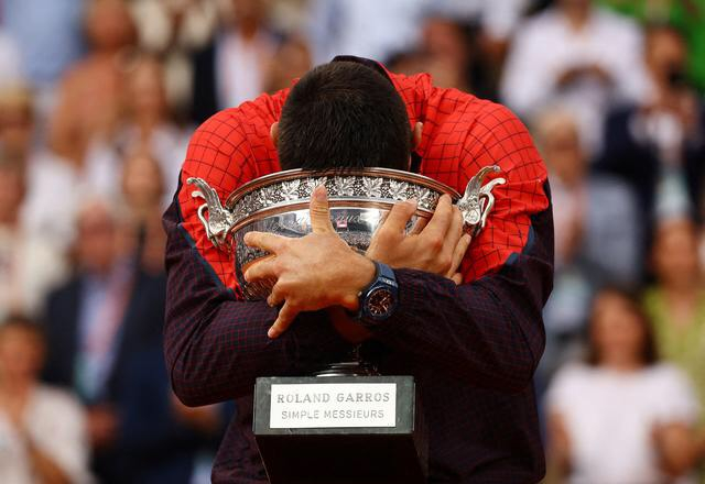 Novak Djokovic của Serbia tạo dáng với chiếc cúp sau khi vô địch giải quần vợt Pháp mở rộng ở Paris. (Ảnh: REUTERS/Kai Pfaffenbach)