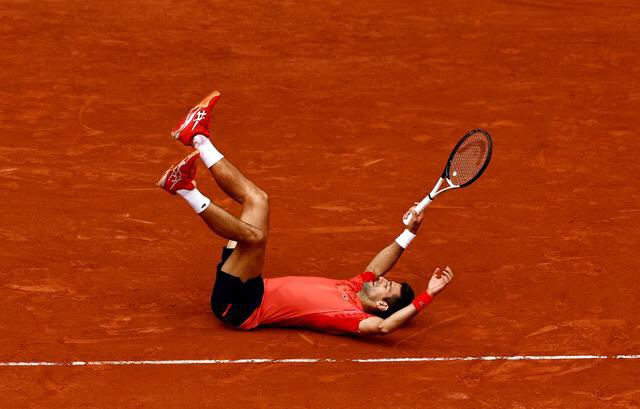 Novak Djokovic của Serbia ăn mừng sau khi giành chiến thắng trong trận thi đấu cuối cùng trước Casper Ruud của Na Uy tại Paris. (Ảnh: REUTERS/Clodagh Kilcoyne)