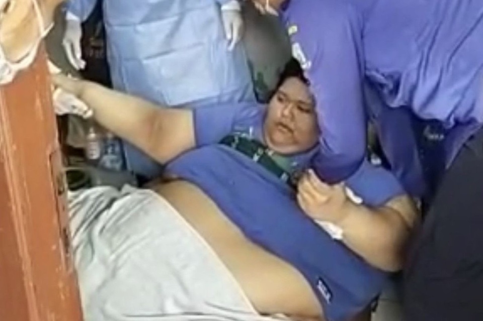 Muhammad Fajri nặng 300kg và đã nằm liệt giường 8 tháng. (Ảnh: The Straits Times)