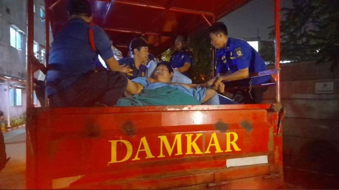 Anh chàng 27 tuổi được đưa đến bệnh viện bằng xe bán tải. (Ảnh: The Straits Times)