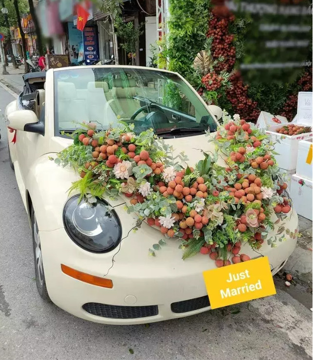 1 chiếc xe được trang trí bằng đặc sản vải thiều của cặp đôi đến từ Lục Ngạn, Bắc Giang cũng gây bão mạng xã hội. 