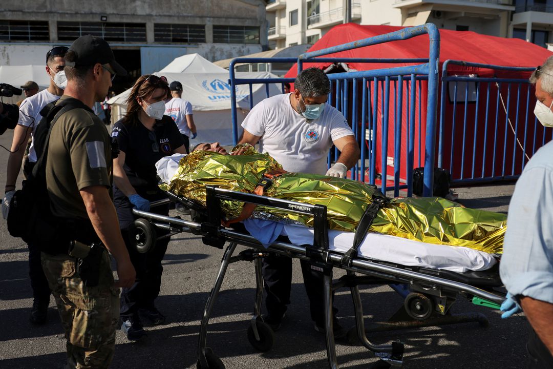 Lực lượng cứu hộ chuyển một người di cư lên xe cứu thương sau chiến dịch giải cứu sau khi thuyền của họ bị lật úp ngoài biển khơi, ở Kalamata, Hy Lạp, 14/6/2023. (Ảnh: REUTERS/Stelios Misinas)