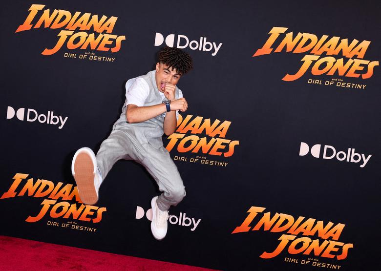 Diễn viên Ethann Isidore nhảy 'cẫng' lên khi tham dự buổi ra mắt phim 'Indiana Jones and the Dial of Destiny' của Lucasfilm tại Hoa Kỳ ở Hollywood, Los Angeles, California. (Ảnh: REUTERS/Mike Blake)