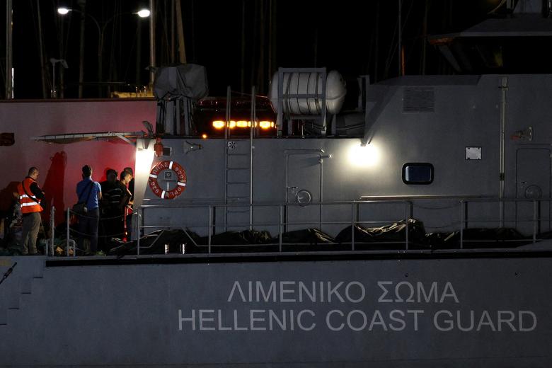 Những chiếc túi đựng xác những người di cư đã chết sau khi thuyền bị lật úp ngoài khơi Hy Lạp. (Ảnh: REUTERS/Stelios Misinas)