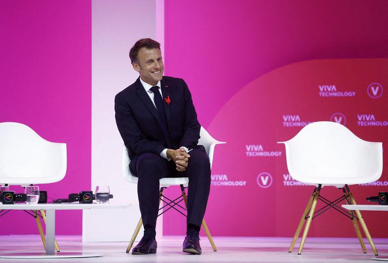 Tổng thống Pháp Emmanuel Macron tham dự một cuộc thảo luận bàn tròn trong chuyến thăm tại hội nghị Vivatech tại trung tâm triển lãm Porte de Versailles ở Paris, Pháp. (Ảnh: Yoan Valat/Pool)