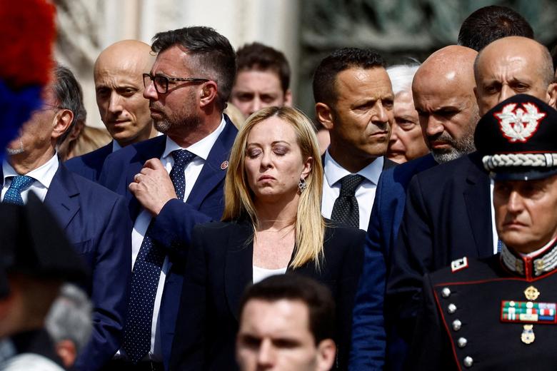 Thủ tướng Ý Giorgia Meloni tham dự lễ tang cấp nhà nước của cựu Thủ tướng Ý Silvio Berlusconi bên ngoài Nhà thờ Duomo, ở Milan, Ý. (Ảnh: REUTERS/Yara Nardi)