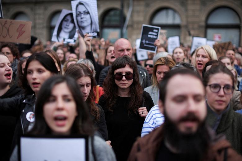 Người dân tham gia một cuộc biểu tình, sau khi một phụ nữ mang thai chết trong bệnh viện bởi một sự cố mà các nhà vận động cho rằng đó là lỗi của luật phá thai của Ba Lan, một trong những luật hạn chế nhất ở châu Âu, ở Warsaw, Ba Lan. (Ảnh: REUTERS/Kacper Pempel)