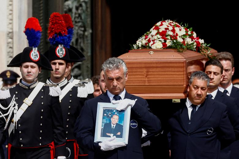 Những người khiêng quan tài của cựu Thủ tướng Ý, Silvio Berlusconi trong lễ tang cấp nhà nước của ông tại Nhà thờ Duomo, ở Milan, Ý. (Ảnh: REUTERS/Yara Nardi)