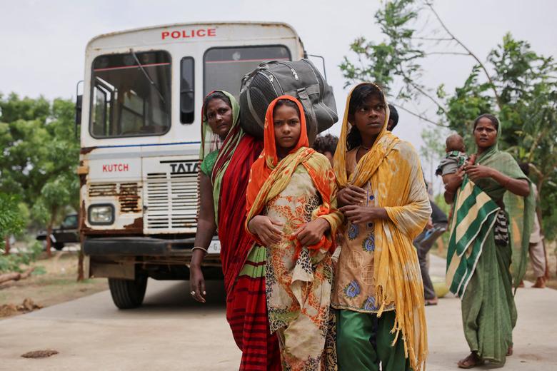 Người dân đến nơi trú ẩn ở Naliya sau khi được sơ tán khỏi nhà trước khi cơn bão Biparjoy ập đến, ở bang miền tây Gujarat, Ấn Độ. (Ảnh: REUTERS/Francis Mascarenhas)